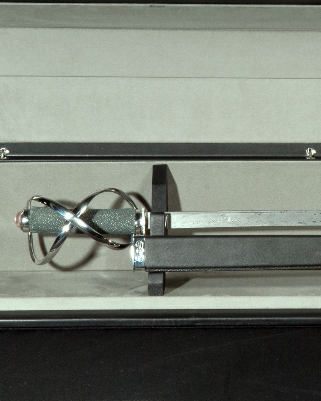 Épée d’académicien finement ciselée, symbole honorifique de l’Académie française