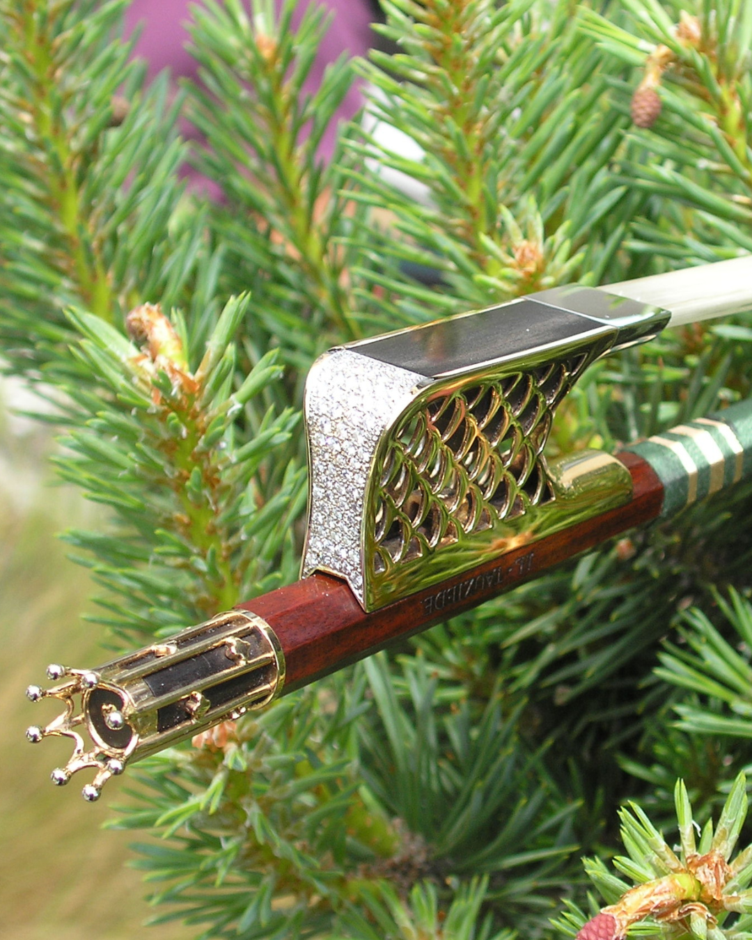 Archet de violon en bois, utilisé pour faire vibrer les cordes de l’instrument