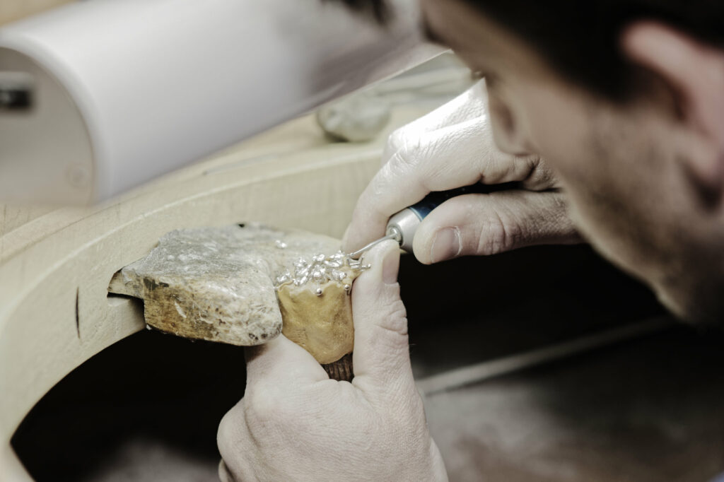 Origine ateliers Maîtres joailliers sur un bijoux